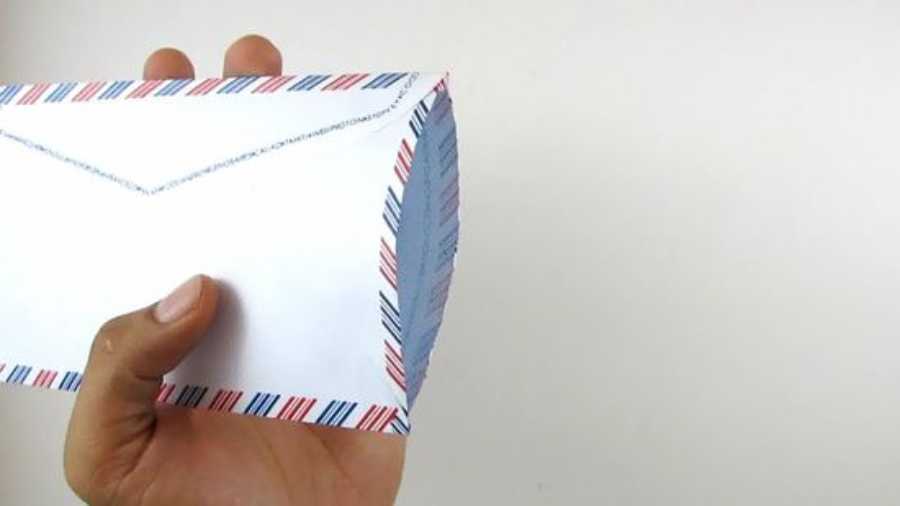 abrindo envelope